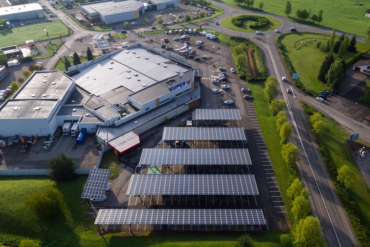 Ombrière photovoltaïque sur un parking d'entreprise