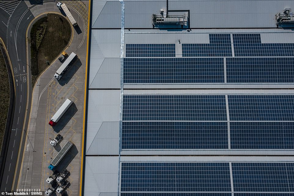 Toiture d'un bâtiment industriel équipée de panneaux photovoltaïques